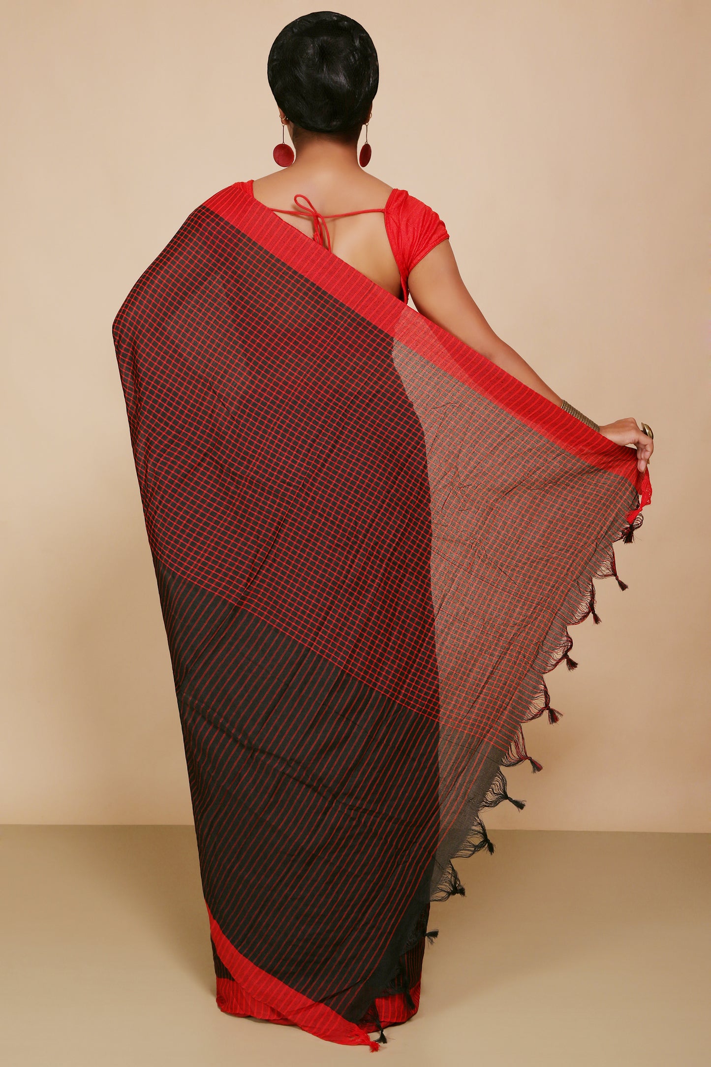 Traditional Cotton Check Saree With Blouse Piece (Black)