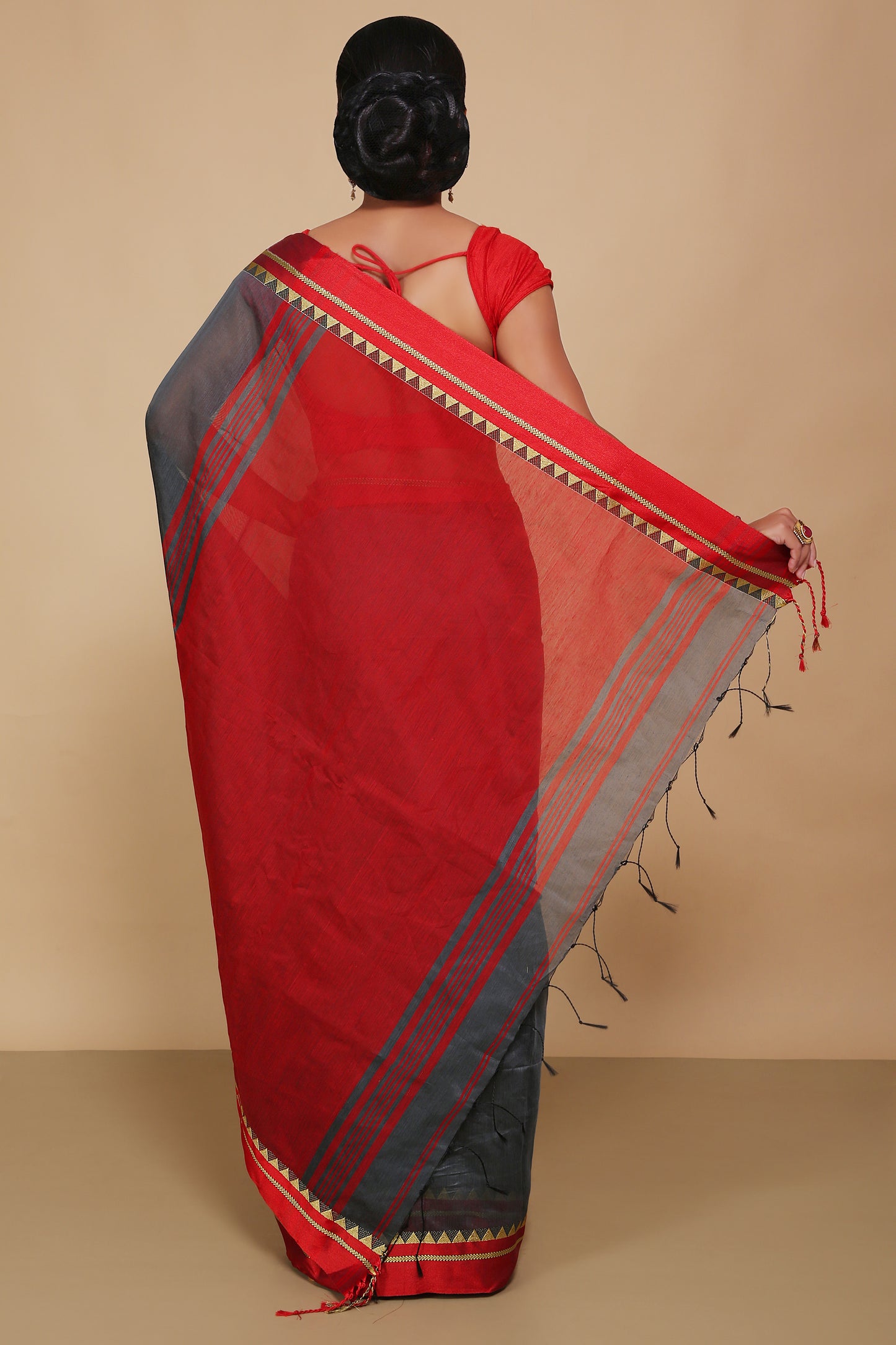 Terchi border handloom saree (Grey)