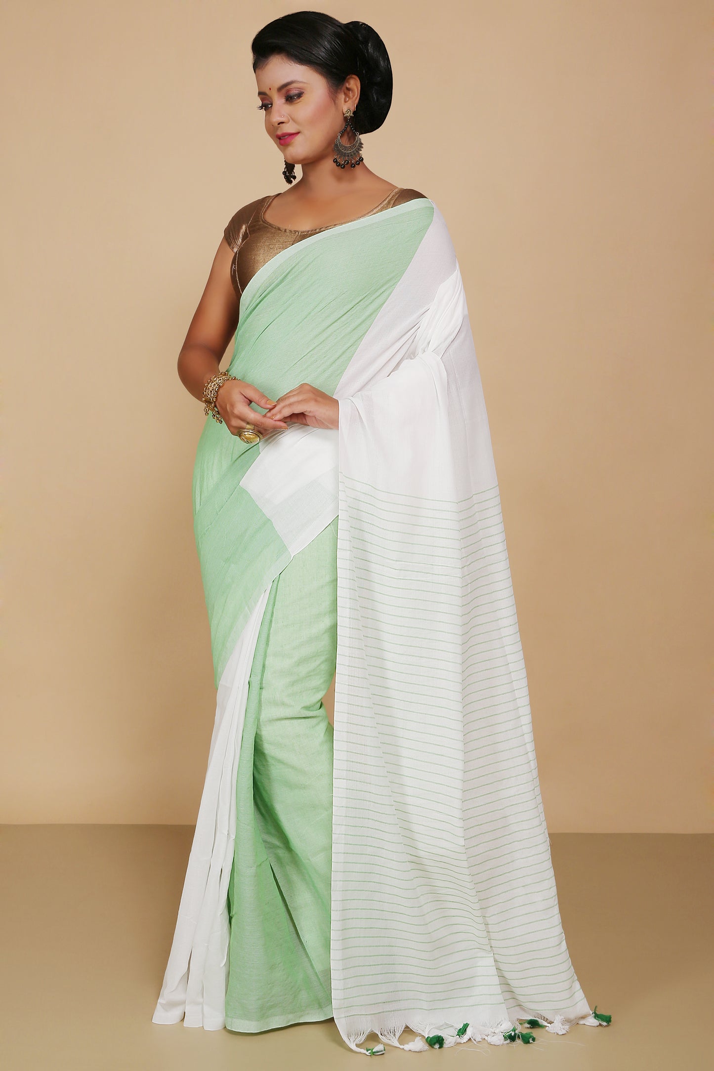 Cotton two-colour molmol Saree With Blouse Piece (White Green)