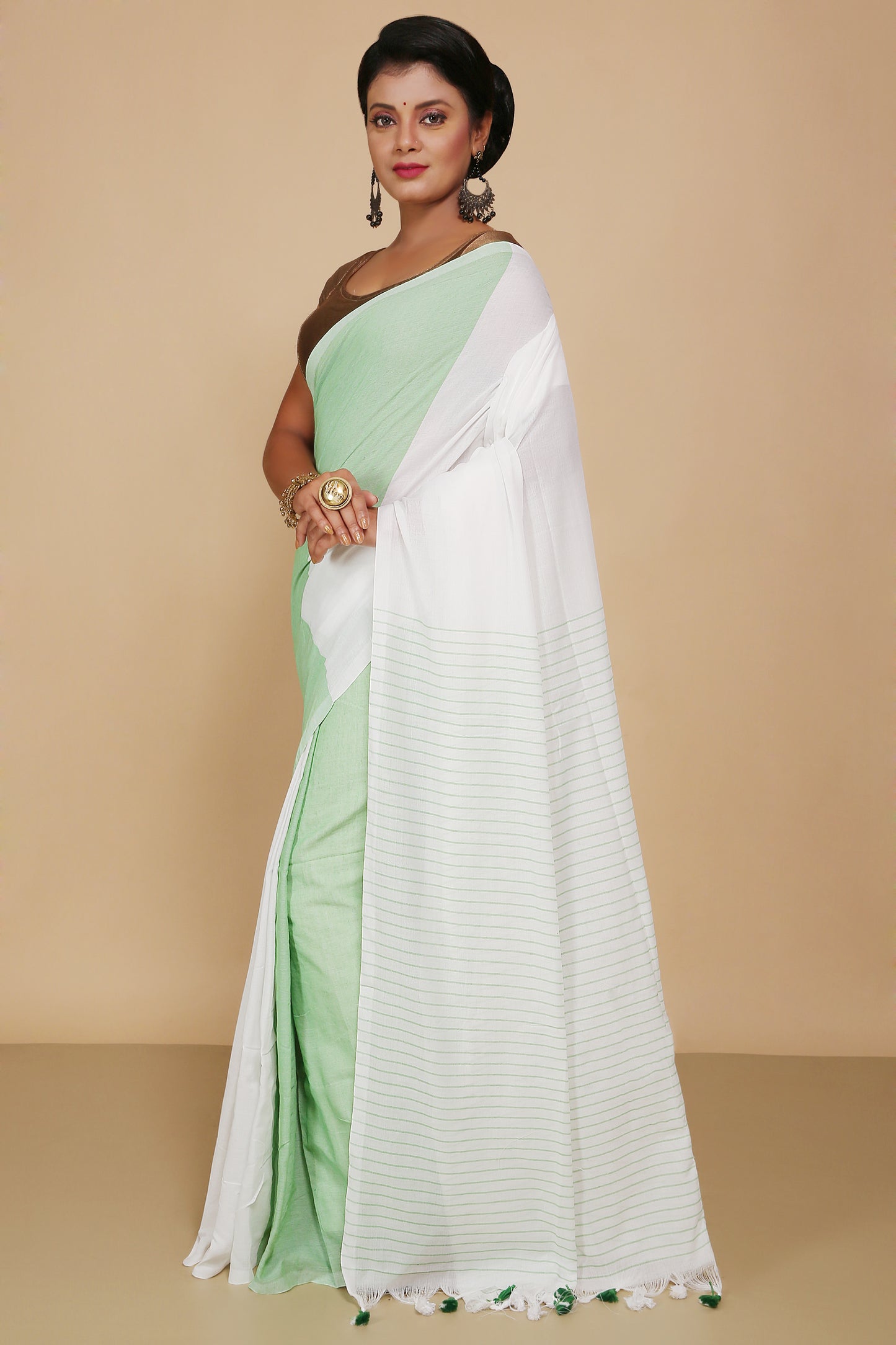 Cotton two-colour molmol Saree With Blouse Piece (White Green)